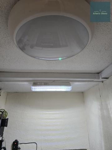 Ceiling mounted light fixture