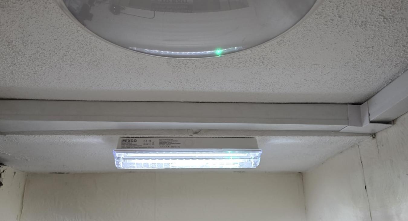 Ceiling mounted light fixture